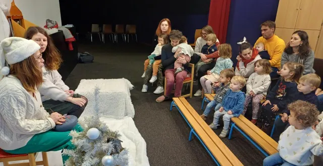 photo  claire bastien et virginie planchenault ont conté des histoires de noël à la médiathèque de trélazé samedi matin.  &copy;  co 