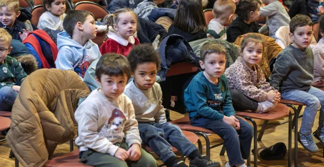 photo  160 enfants sont venus au spectacle de noël.  &copy;  le maine libre 