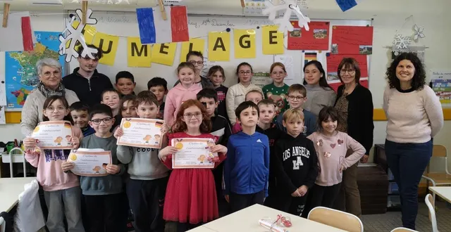 photo  les élèves de la classe de ce2 d en compagnie de liliane, julie, chantal et magali cahier, enseignante  &copy;  co 