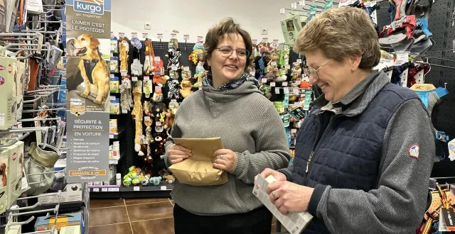 photo  marie et sonia sont venues de fougeré pour acheter des friandises et une muselière pour leur toutou.  &copy;  le maine libre 