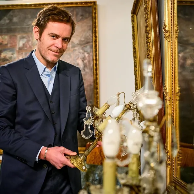 photo damien tison, antiquaire originaire de la sarthe, est un des acheteurs réguliers de l’émission télévisée « affaire conclue ».  ©  le maine libre - yvon loué