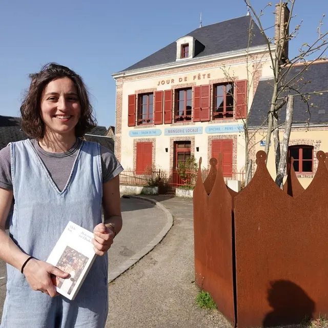 photo adèle yon, autrice du roman « mon vrai nom est élisabeth », à valennes, où sa mère tient un restaurant.  ©  archives le maine libre