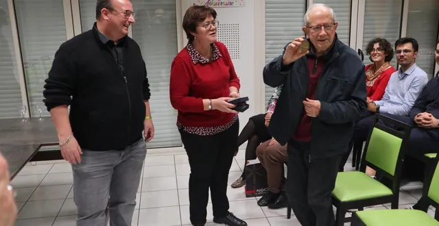 photo  saint-léger-sous-cholet, jeudi 18 décembre. le médaillé, émile coutolleau (à droite) en compagnie de silvia camara-tombini, première secrétaire fédérale du parti socialiste (ps) de maine-et-loire, et de patrice beaumard, secrétaire de la section ps de cholet.  &copy;  co 