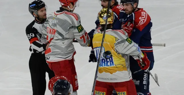 photo  pierre crinon et robin gaborit, ici au second plan lors du premier match de la saison entre angers et grenoble.  &copy;  photo co - jérôme hurstel 