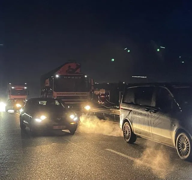 photo aux abords de l'échangeur 17 de l'a11, près d'angers (maine-et-loire), la circulation est ralentie par la distribution de tracts des agriculteurs.  ©  ouest-france