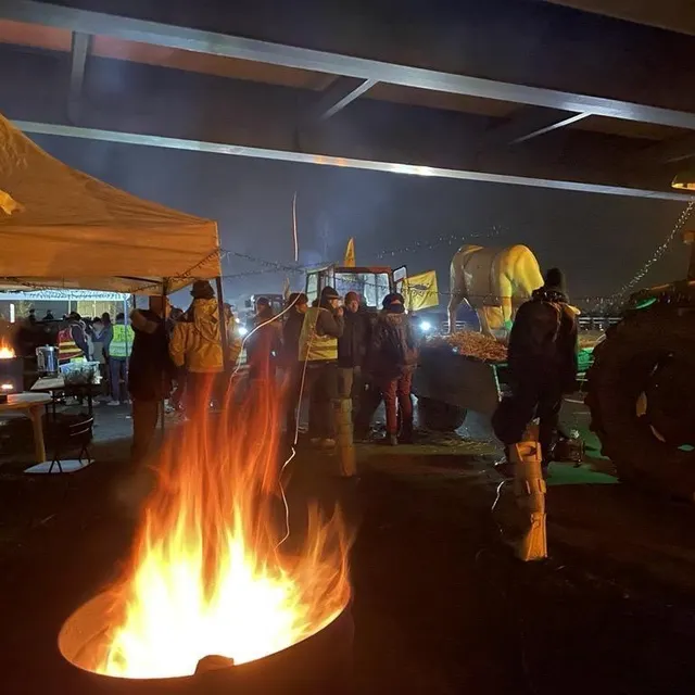 photo pour lutter contre le froid, les premiers braséros sont allumés par les agriculteurs mobilisés aux abords de l'a11 près d'angers, en maine-et-loire.  ©  ouest-france