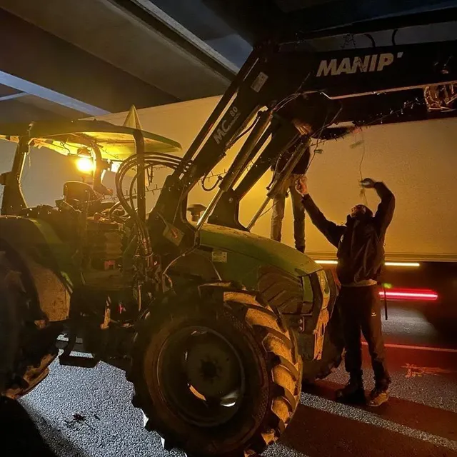photo en installant une guirlande de noël, les agriculteurs n’oublient pas la période des fêtes de fin d’année.  ©  ouest-france