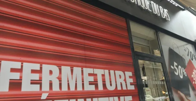 photo  la boutique du bas, rue voltaire à angers, ferme après vingt-six ans d’activité.  &copy;  ouest-france 