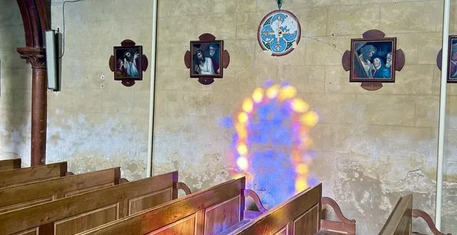 photo  chaque jour, la lumière du soleil filtrée par les vitraux révèle l’exact emplacement de la « porte des morts » à l’église saint-aubin de bazouges-cré-sur-loir, près de la flèche (sarthe).  &copy;  jean-claude gapin 