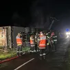 photo  le camion est couché sur le bas-côté de la route. 