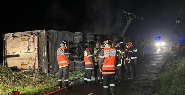 photo  le camion est couché sur le bas-côté de la route.  &copy;  photo le maine libre 