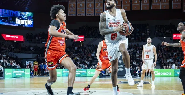 photo  le manceau swann penda (à gauche) au duel avec le joueur de gravelines dunkerque david choplin, le 20 décembre 2025.  &copy;  dominique breugnot/ouest-france 