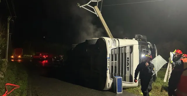 photo  un camion contenant 176 cochons s’est couché sur une route de courdemanche ce lundi soir.  &copy;   dr / photo fournie par un témoin 