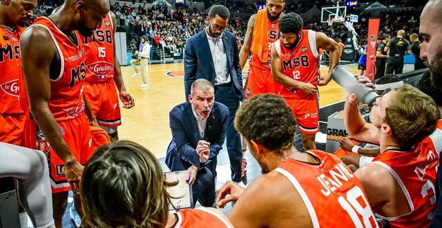 photo  les joueurs du msb, loin des leurs en pleine période de noël, se retrouvent pour passer un moment de convivialité. un esprit de famille important.  &copy;  le maine libre - yvon loué 