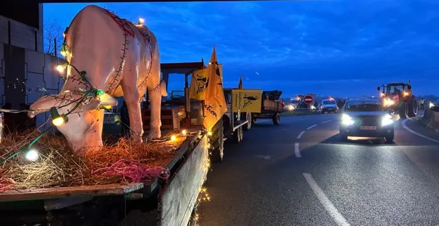photo  beaucouzé, mardi 23 décembre 2025. certains chars sont décorés juste avant les fêtes de fin d’année mais le cœur des agriculteurs, lui, n’est pas à la fête…  &copy;  co - chloé bossard 