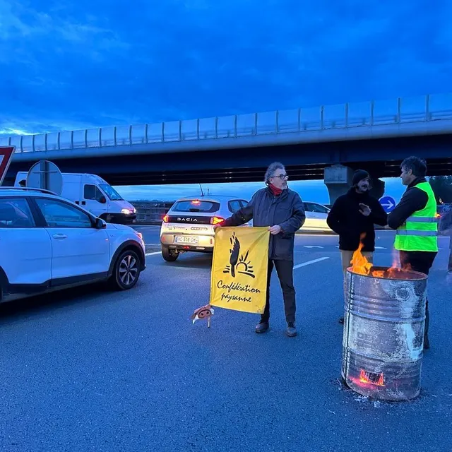 photo beaucouzé, mardi 23 décembre 2025. les agriculteurs sont présents, comme promis, depuis le début de la matinée.  ©  co - chloé bossard