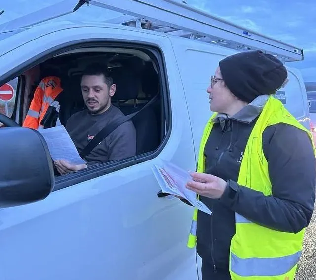 photo beaucouzé, mardi 23 décembre 2025. des tracts sont distribués aux automobilistes.  ©  co - chloé bossard