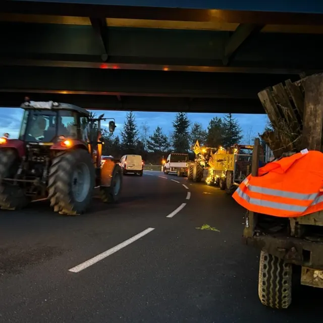 photo beaucouzé, mardi 23 décembre 2025. plusieurs tracteurs sont installés dans le giratoire.  ©  co - chloé bossard