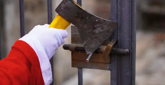 photo  déguisées en père noël, trois personnes déguisées en père noël ont dévalisé un supermarché de montréal et redistribué la nourriture aux plus démunis.  &copy;  oleksandr sadovenko / istock 