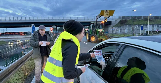 photo  beaucouzé, mardi 23 décembre 2025. pauline, éleveuse à bouchemaine, distribue des tracts aux automobilistes, à proximité de l’a11.  &copy;  co - chloé bossard 
