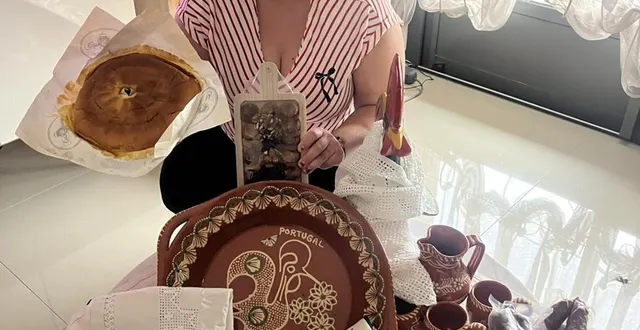 photo  héléna lopes expose sa vaisselle en terre cuite, ses serviettes brodées, et a déjà préparé un pao de lo. le coq de barcelos veille.    &copy;  co 
