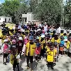 photo  christophe et nicole rochard au milieu des enfants de l’école de brousse waza à madagascar, un établissement scolaire qu’ils ont ouvert il y a plus de 10 ans dans cette île de l’océan indien. 