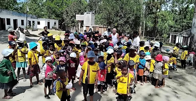photo  christophe et nicole rochard au milieu des enfants de l’école de brousse waza à madagascar, un établissement scolaire qu’ils ont ouvert il y a plus de 10 ans dans cette île de l’océan indien.  &copy;  christophe rochard 