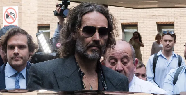 photo  l’acteur et humoriste britannique russell brand quitte le tribunal de southwark crown court après une audience de plaidoirie et de préparation du procès après des accusations de viol, de viol oral, d’attentat à la pudeur et de deux chefs d’accusation d’agression sexuelle, entre 1999 et 2005 à bournemouth et dans le quartier de westminster à londres, au royaume-uni, le 30 mai 2025.  &copy;  wiktor szymanowicz / nurphoto via afp 