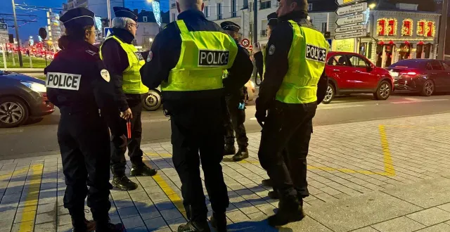 photo  un contrôle routier a été effectué par la police, à hauteur du jardin des plantes à angers, dans la soirée de ce mardi 23 décembre.  &copy;  co – tiphaine sirieix 
