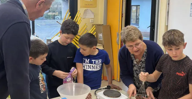 photo  recette de cuisine avec les aînés pour les élèves de l’école saint-vincent.  &copy;  co 