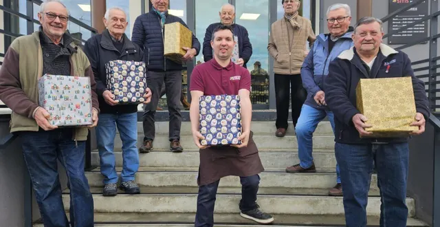 photo  sébastien evrard, co-gérant du sitis (au centre), vient de remettre les colis aux porteurs des cadeaux.  &copy;  co 