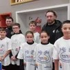 photo  des jeunes footballeurs accompagnés de trois éducateurs se sont mobilisés pour la ligue contre le cancer. 