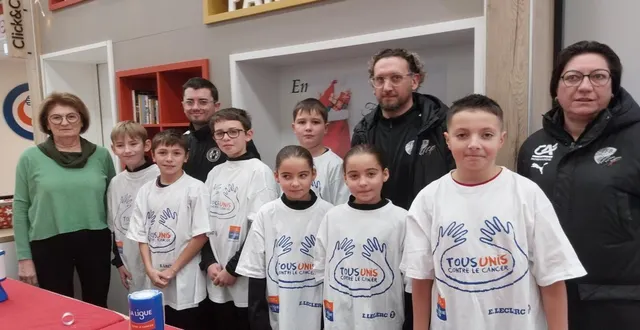 photo  des jeunes footballeurs accompagnés de trois éducateurs se sont mobilisés pour la ligue contre le cancer.  &copy;  ouest-france 
