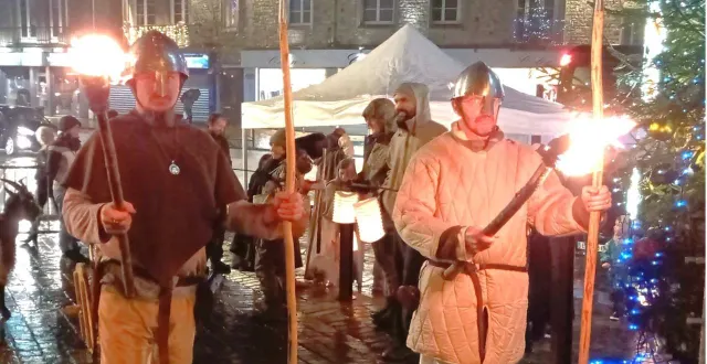 photo  les soldats, déjà aux avant-postes, pendant les inscriptions et la remise des lampions pour la retraite aux flambeaux, au pied de la grande tour.  &copy;  ouest-france 