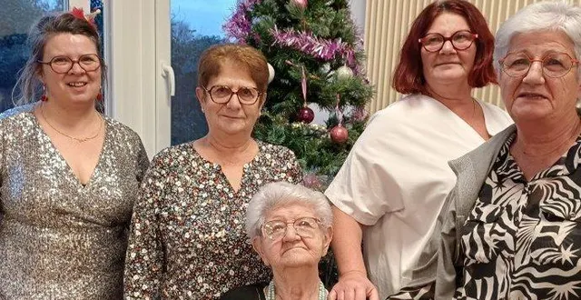 photo  marie-louise poitou, au dessus : sonia godard (animatrice), marie-claude poitou 78 ans, léna 57 ans et maryvonne, 74 ans.  &copy;  co 