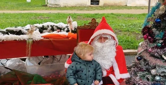 photo  au marché de noël de thouarcé, rose, 14 mois, apprécie d’être avec le père noël.  &copy;  co 