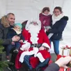 photo  les familles étaient nombreuses mercredi à venir rencontrer le père noël lors de la fête des commerçants d’andard. 