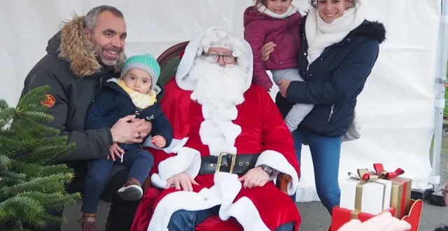 photo  les familles étaient nombreuses mercredi à venir rencontrer le père noël lors de la fête des commerçants d’andard.  &copy;  co 