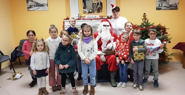 photo  les enfants réunis autour du père noël.  &copy;  le maine libre 
