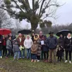 photo  parents, enfants et élus rassemblés pour la plantation des arbres. 