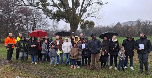 photo  parents, enfants et élus rassemblés pour la plantation des arbres.  &copy;  le maine libre 