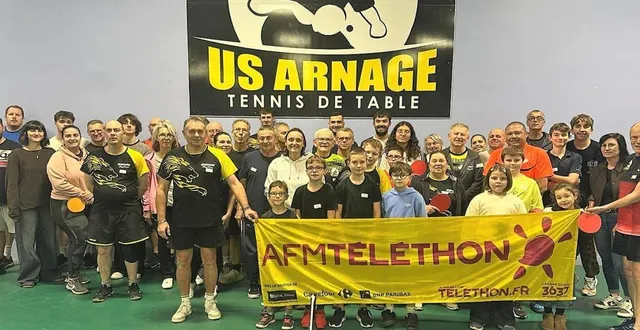 photo  les pongistes et leurs invités ont échangé des balles pour la bonne cause vendredi soir à la salle roger-meunier  &copy;  le maine libre. 