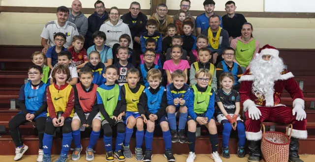photo  enfants et entraîneurs avec le père noël.  &copy;  le maine libre 