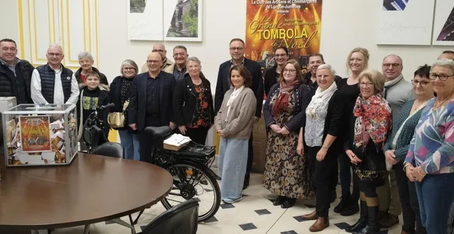 photo  les élus de la ville entourés par les commerçants et les nombreux lots dont un vélo électrique.  &copy;  co 