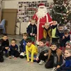 photo  les jeunes de l’école de football ont rencontré le père noël. 