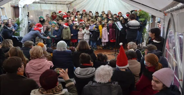 photo  un moment attendu : les chansons de noël avec les enfants des deux écoles, deux clarinettistes et des choristes de la clef des chants.?  &copy;  le maine libre 