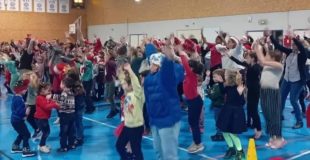 photo  animateurs et enfants ont dansé ensemble pour clôturer le spectacle.  &copy;  mairie de teloché 