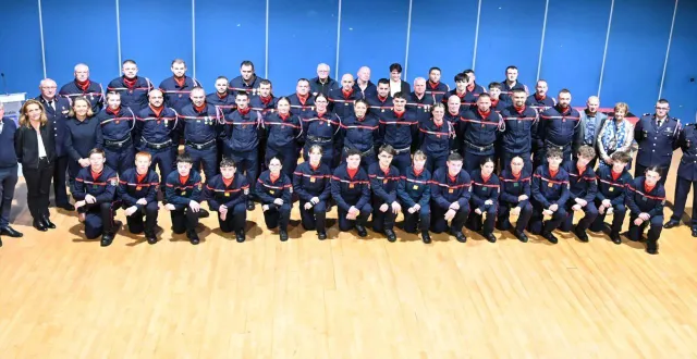 photo  les sapeurs-pompiers et les élus posent pour la photo de groupe à mélusine  &copy;  ouest-france 