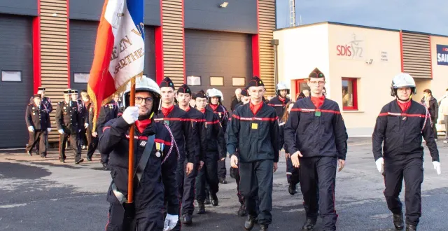 photo  le défilé s’est élancé depuis le nouveau centre de secours des pompiers de saint-cosme.  &copy;  le maine libre. 