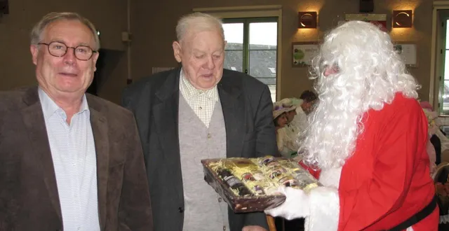 photo  bernard lefeuvre, le doyen de la soirée et roland provost, le président ont accueilli avec joie le père noël.  &copy;  le maine libre 